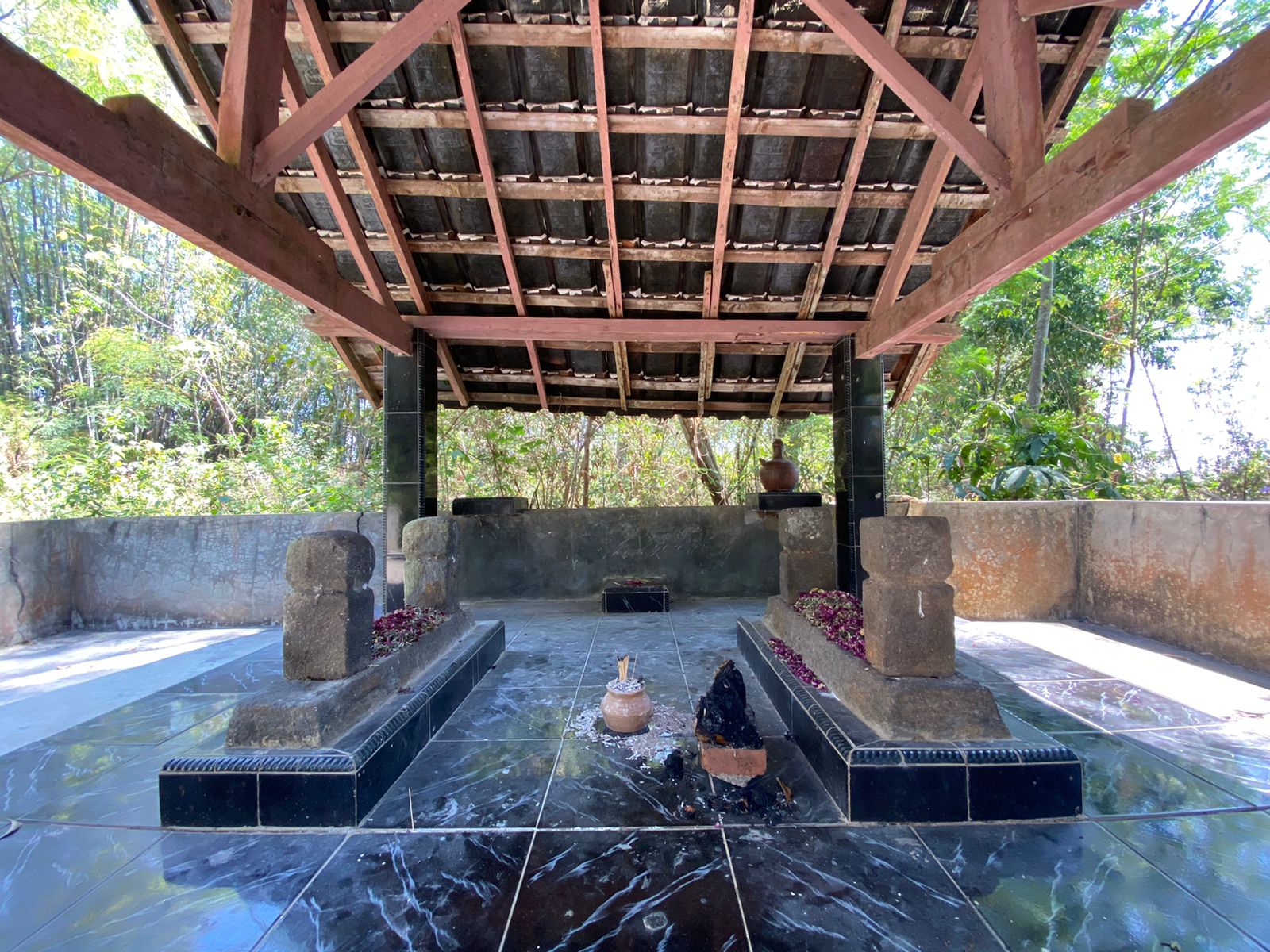 Makam lurah pertama panekan Ki Singogati