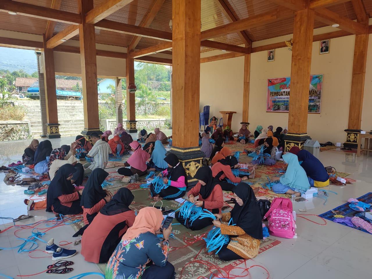 Pelatihan pembuatan Tas Anyaman