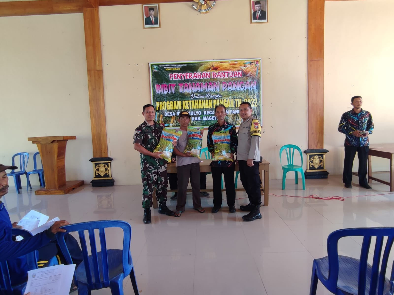 Penyerahan Bibit Padi Kepada Petani