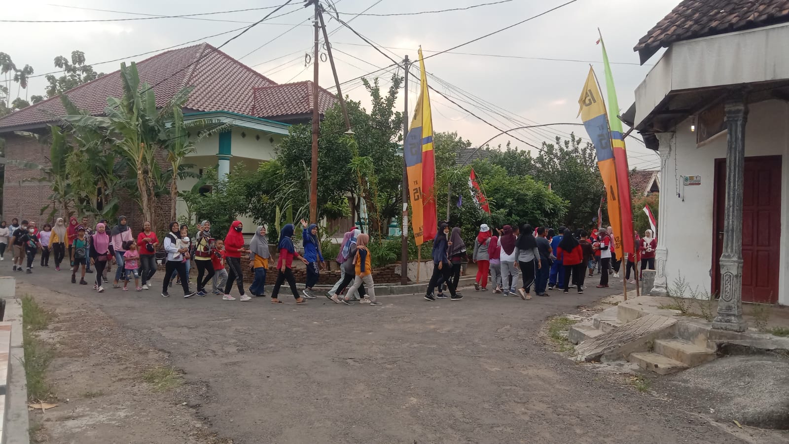 Jalan santai RW 2 dalam rangka perayaan HUT RI ke 77