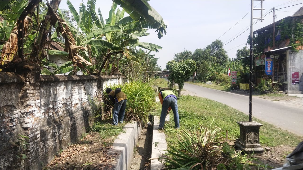 Mengawali pengerjaan Sarpras di jalan Trunojoyo Kelurahan Manisrejo