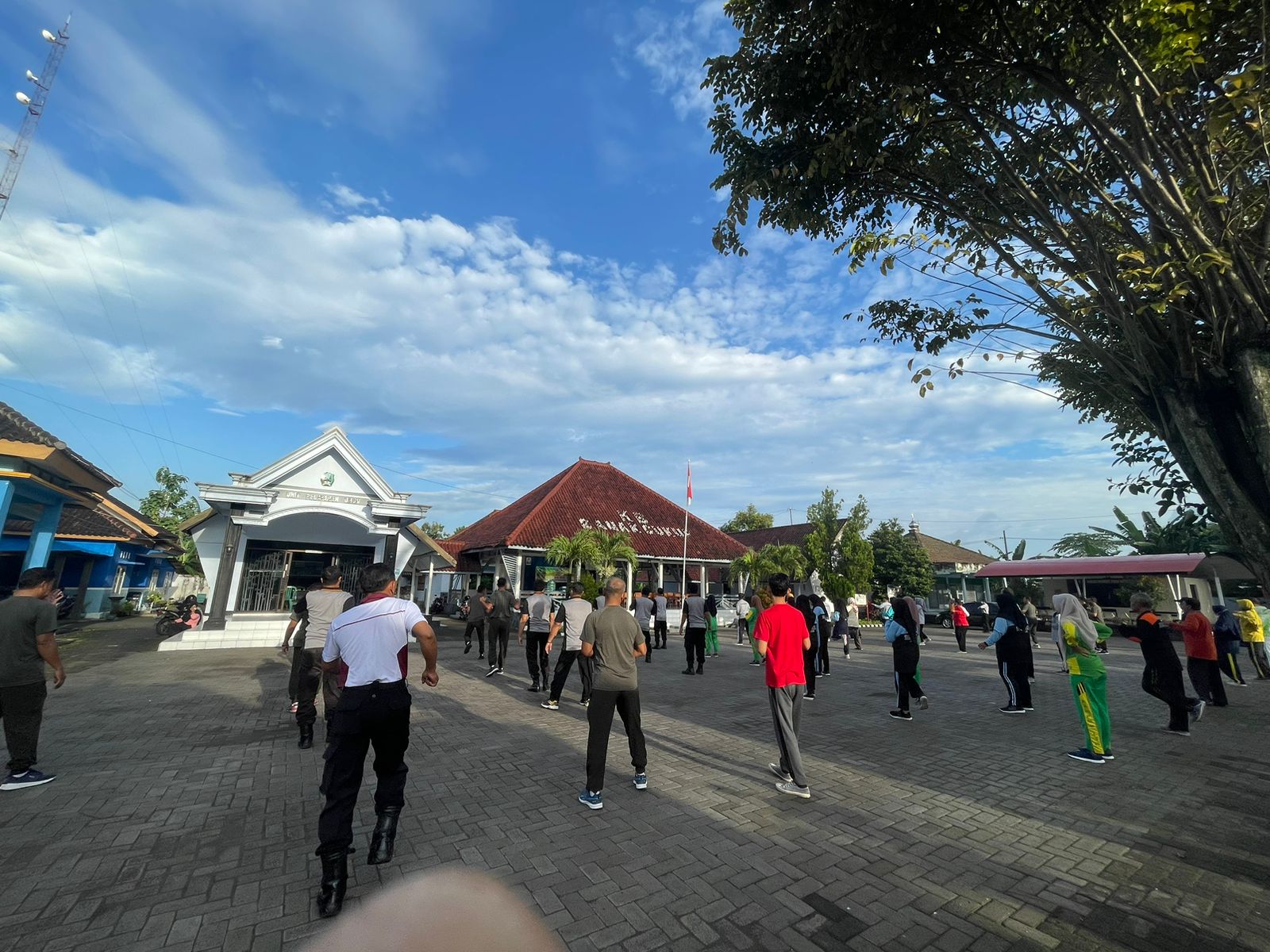 SENAM PAGI SEBAGAI SARANA OLAHRAGA SERTA MEMPERERAT TALI SILATURAHMI