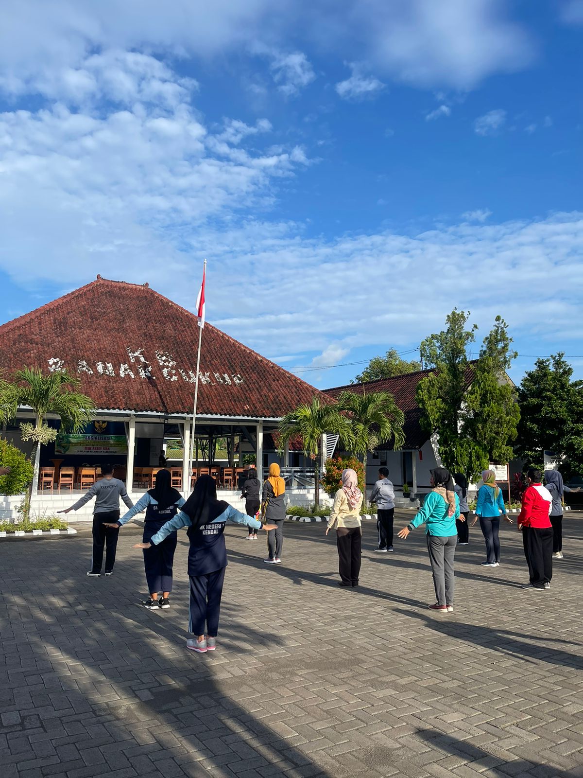 SENAM PAGI SEBAGAI SARANA OLAHRAGA SERTA MEMPERERAT TALI SILATURAHMI