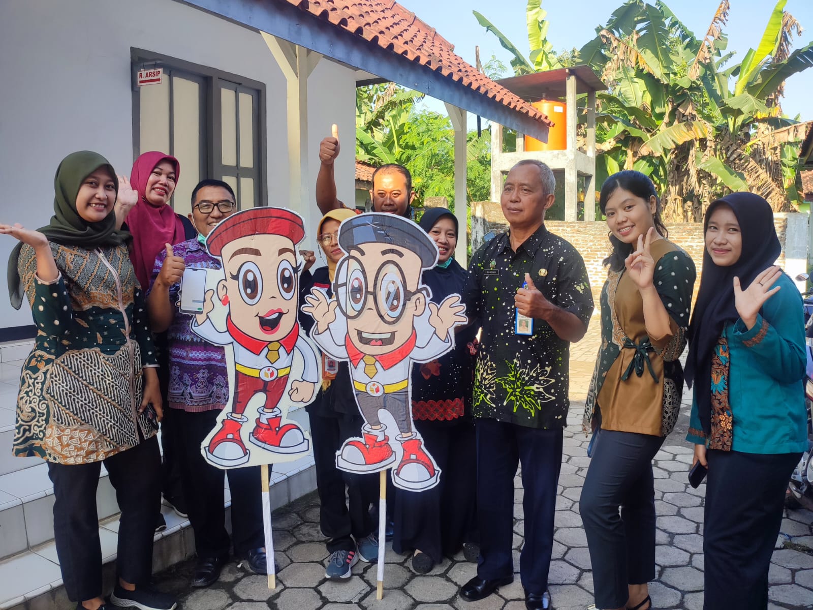 Keluarga Kantor Kelurahan Karangrejo Turut Serta Mensukseskan Pemilu 2024