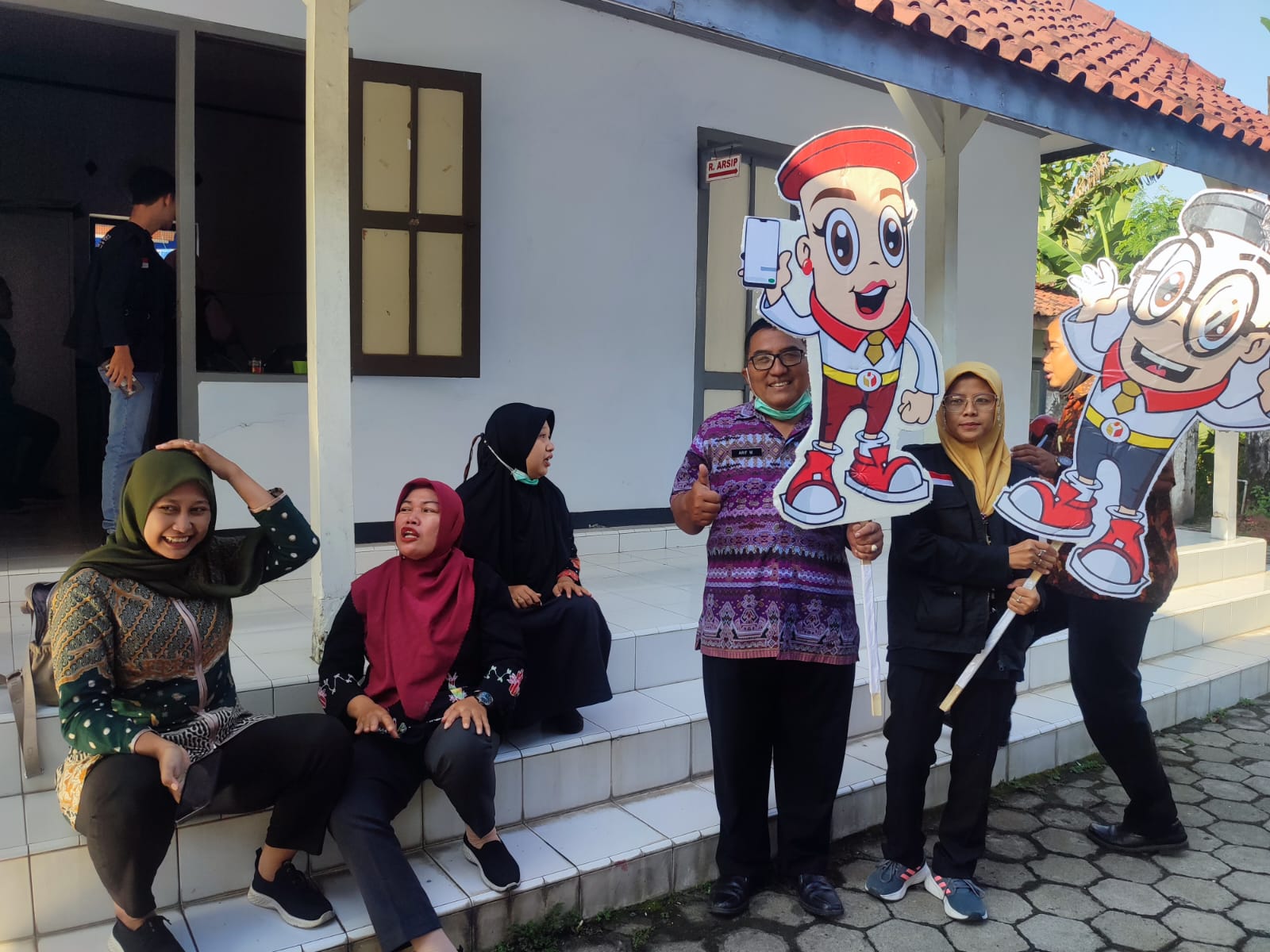 Keluarga Kantor Kelurahan Karangrejo Turut Serta Mensukseskan Pemilu 2024