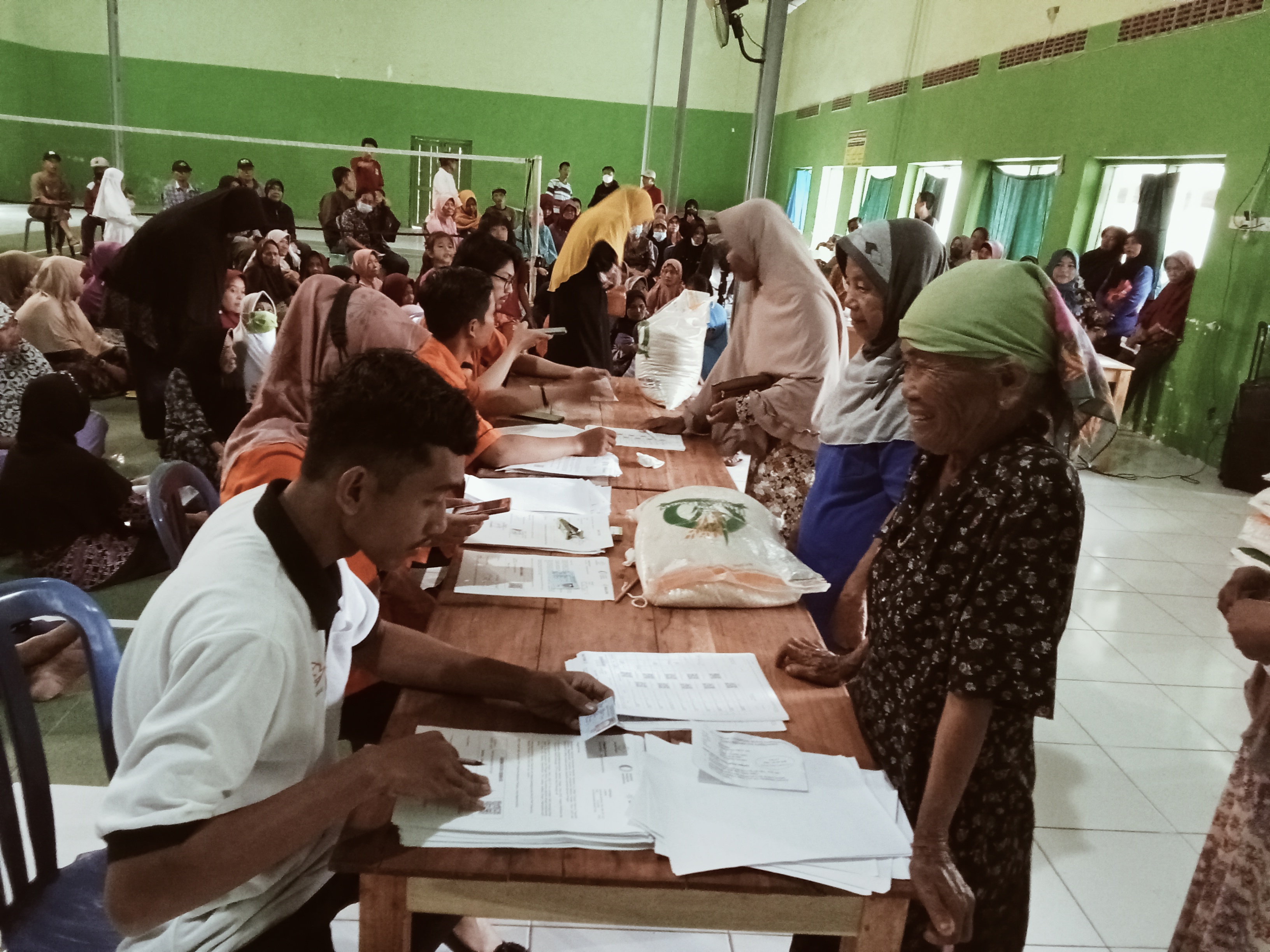 Penyaluran bantuan pangan berupa beras 