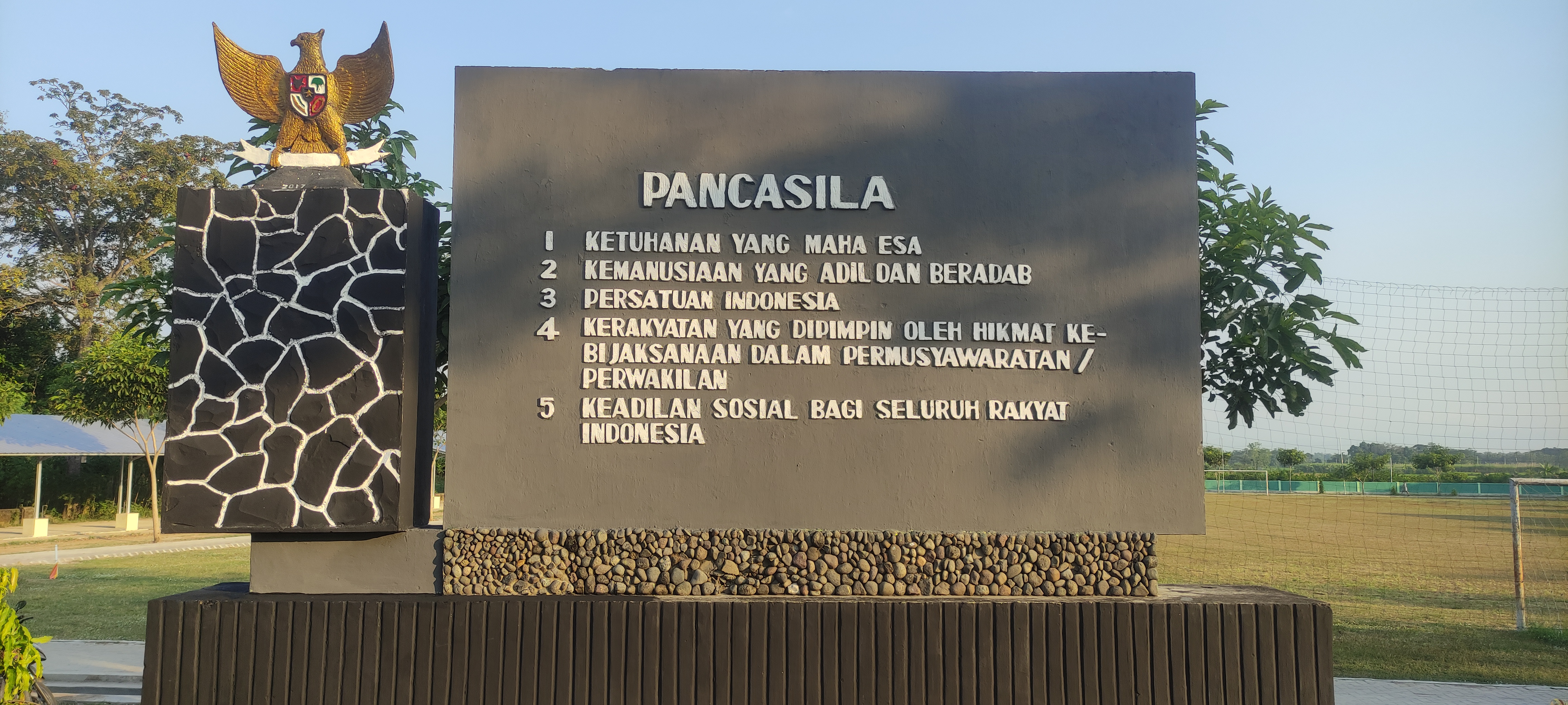 MONUMEN PANCASILA DI KELURAHAN TAKERAN