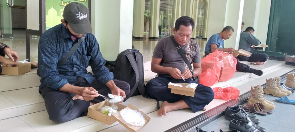 ROMBONGAN PERANGKAT DESA MENGIKUTI LOMBA DESA TINGKAT PROVINSI TH 2022 SEDANG MAKAN SIANG