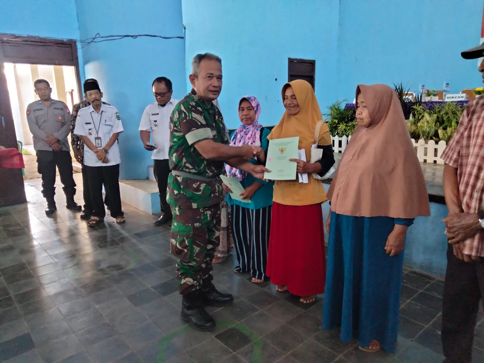 Perwakilan dari Penerima Sertifikat  oleh forkompinca, ketua Pokmas dan perwakilan dari BPN Kab Magetan