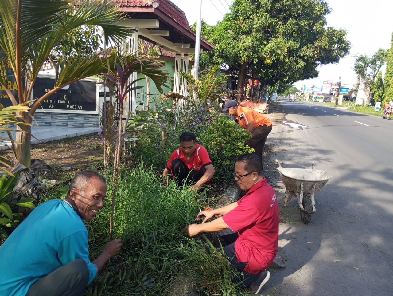 KEGIATAN JUM'AT BERSIH KELURAHAN TAKERAN