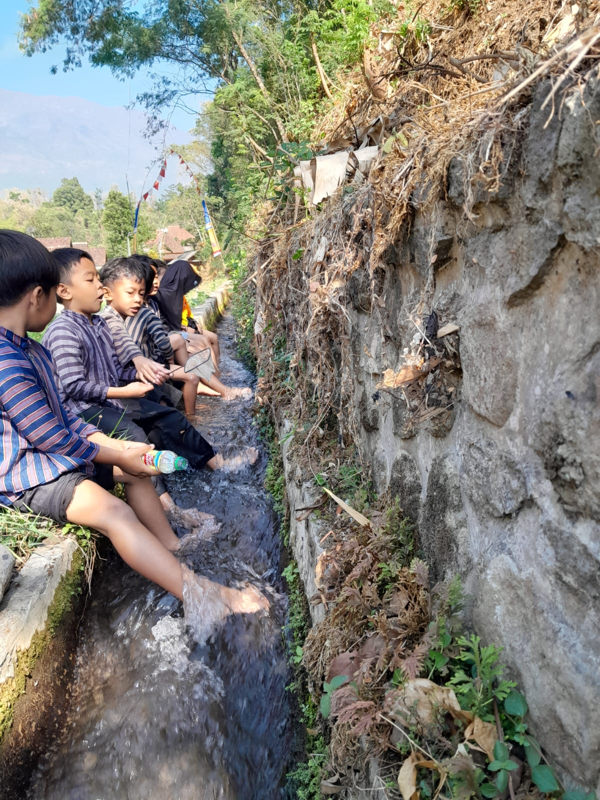 Mengenalkan lingkungan disekitar sekolah TK Dharma wanita 2 ( pembelajaran diluar sekolah)