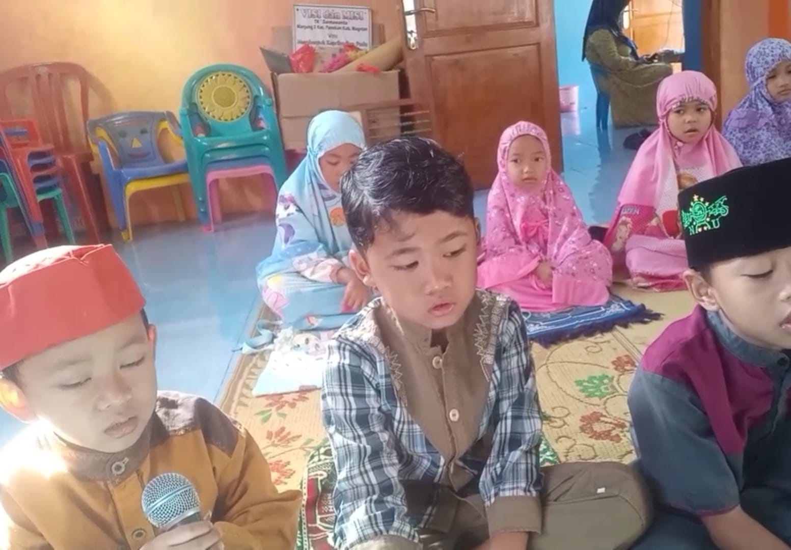 Kegiatan TK Dharma wanita 2 Melafalkan Asmaul Husna dan juga surat pendek dan juga doa keseharian setiap pagi sebelum mulai pembelajaran