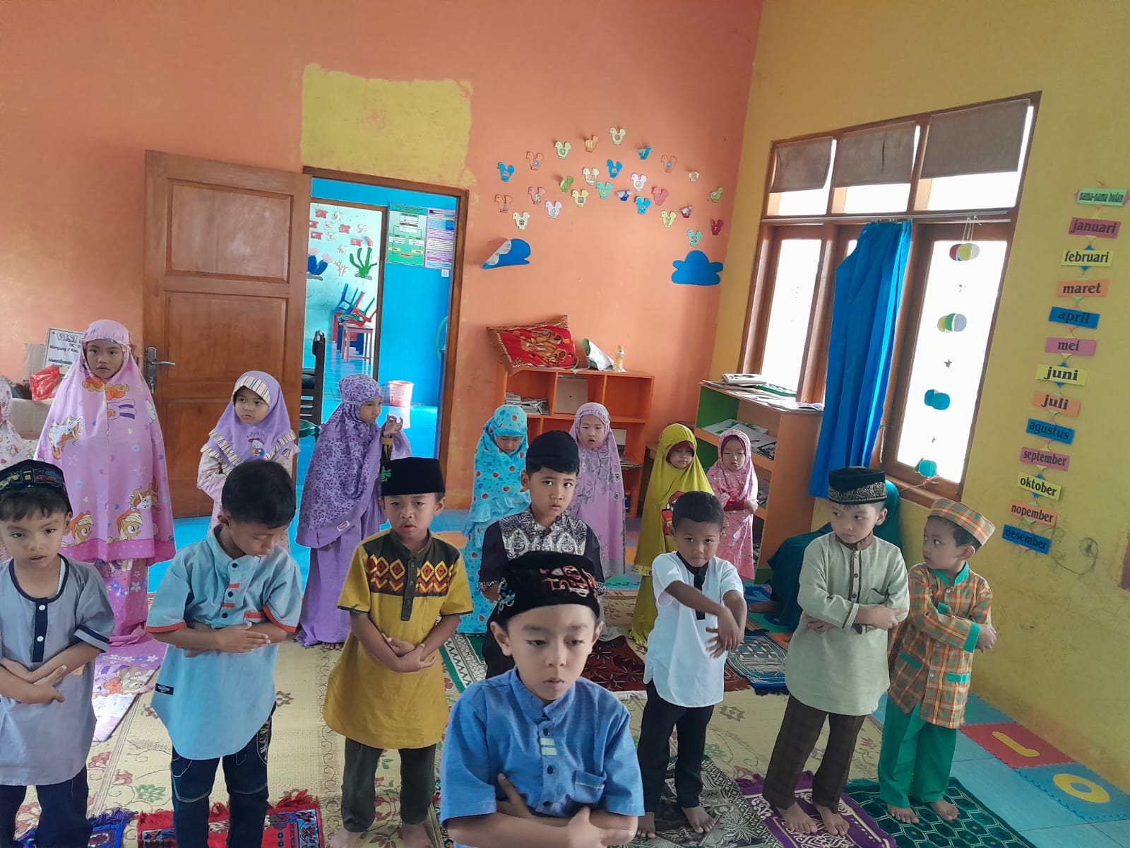 Kegiatan TK Dharma wanita 2Pondok Ramadhan hari pertama adalah praktek sholat dan pembiasaan sholat Dhuha yg dilaksanakan setiap hari Jum'at