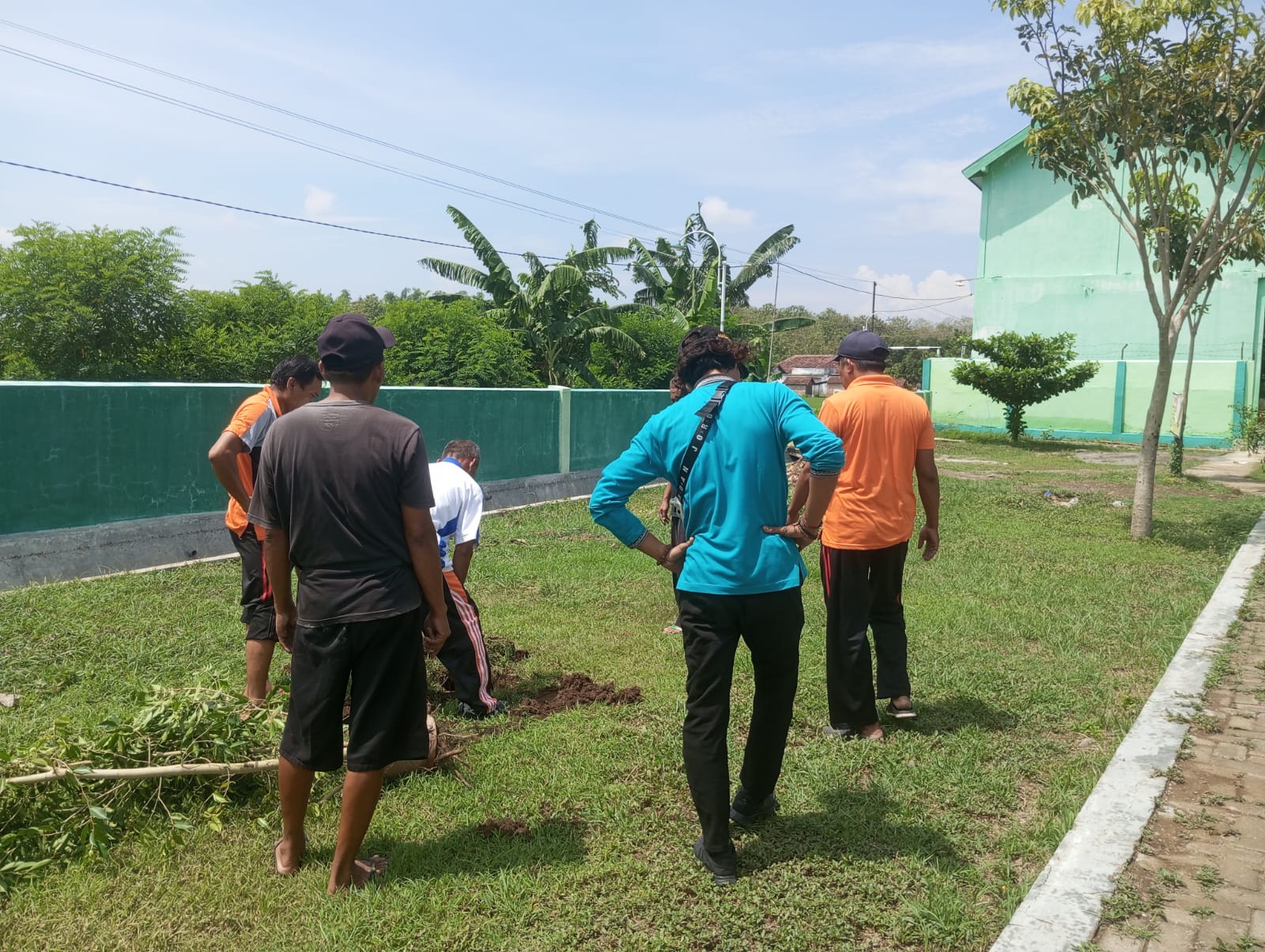 KEGIATAN JUM'AT BERSIH DI LAPANGAN TAKERAN