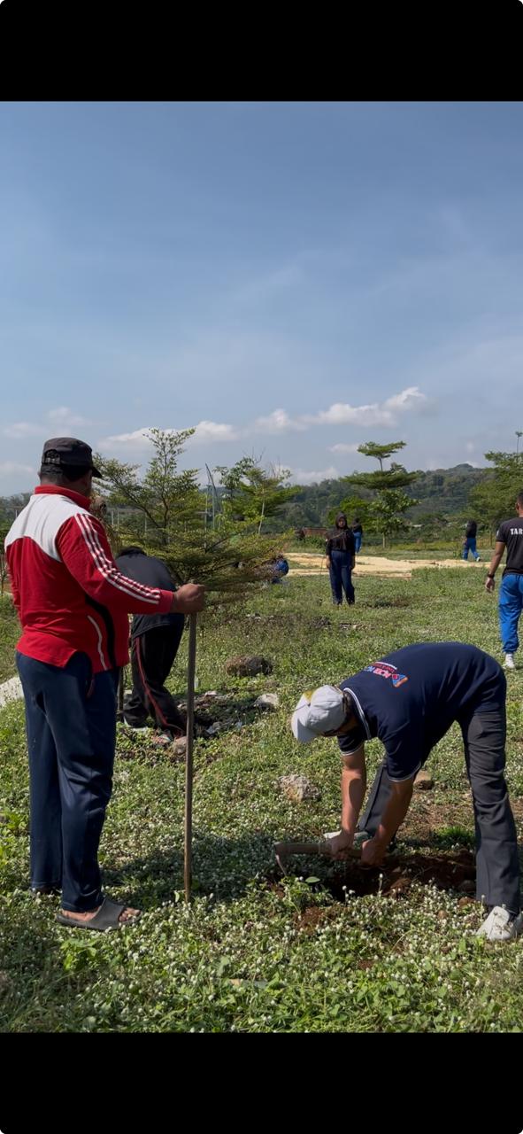 Penanaman 80 Bibit Pohon Dilapangan Desa Sumberdodol