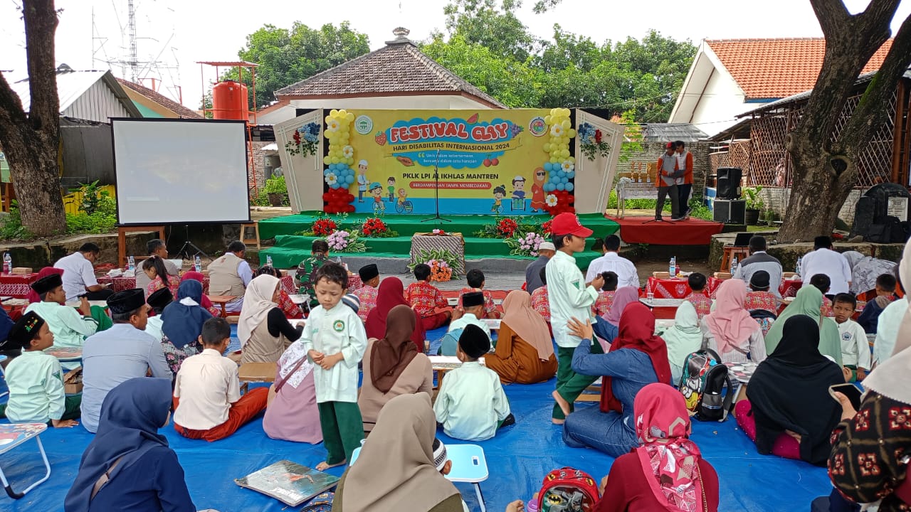 Festival Clay Memperingati Hari Disabilitas Internasional 2024 oleh LPI  AL IKHLAS MANTREN Di Lapangan Desa Gulun Maospati