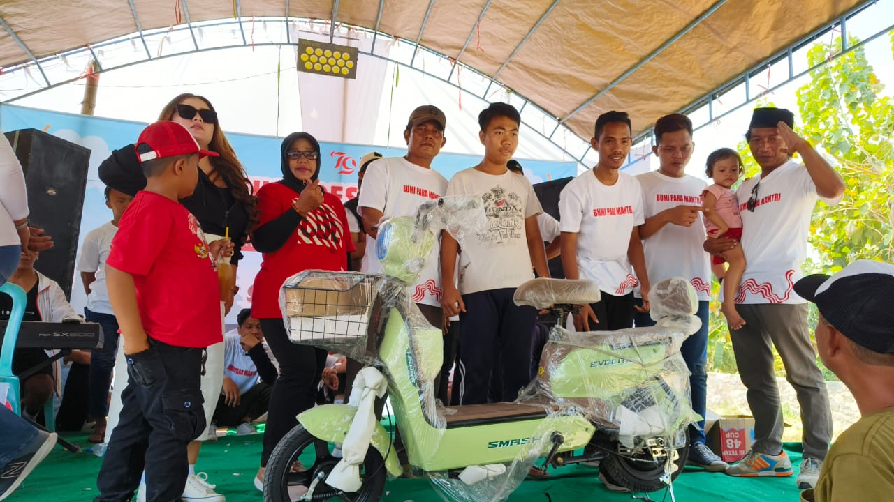 HADIAH UTAMA JALAN SEHAT DESA MANTREN  DALAM RANMGKA MEMPERINGATI HUT RI KE 79