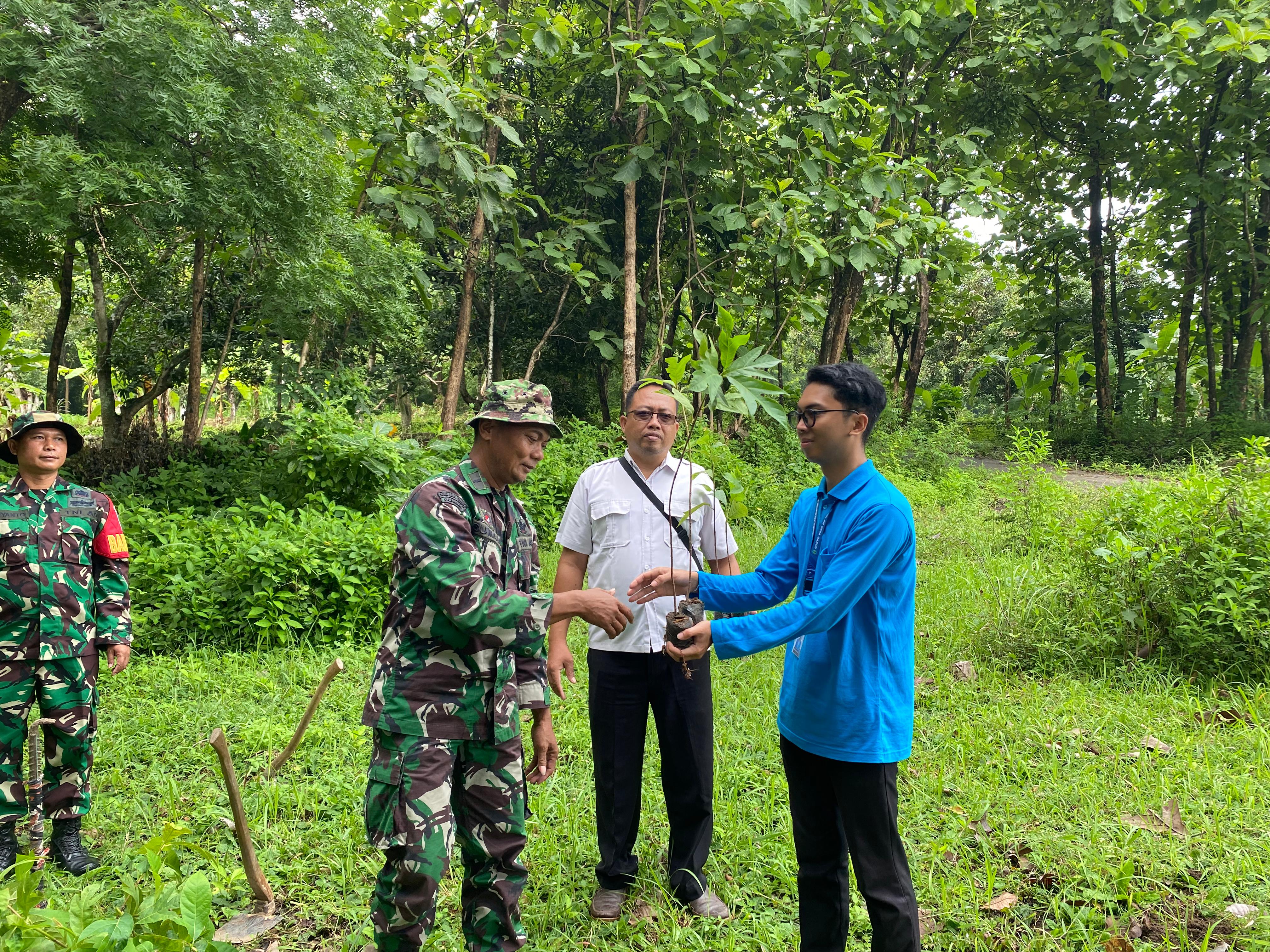 Kegiatan Karya Bakti dari Koramil, Penanaman Pohon Sukun di Desa Garon