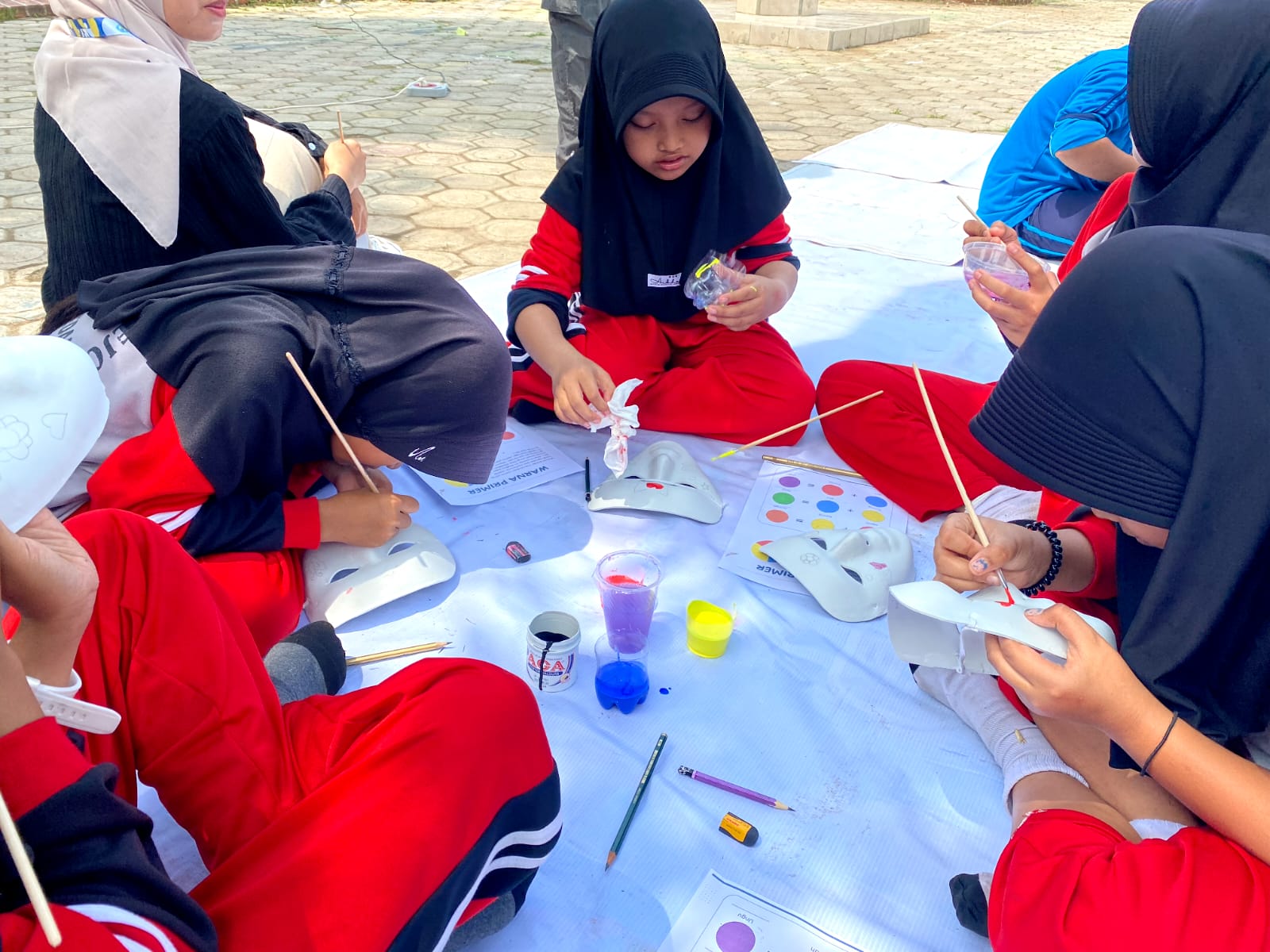 Menghias topeng dengan siswa dan siswi SDN Mangunrejo Magetan