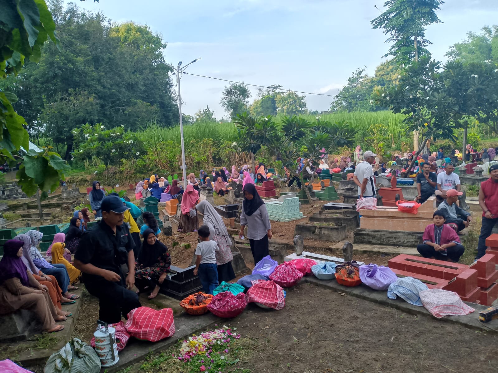 Kegiatan Ruwahan di Makam Ngasem