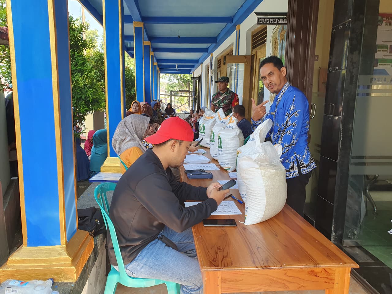 Penyaluran bantuan sembako