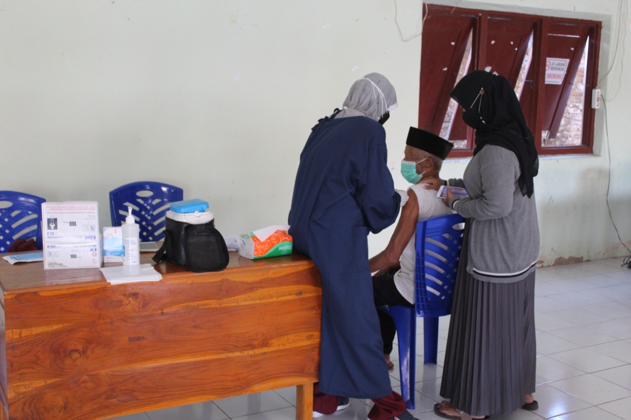 PELAKSANAAN VAKSINASI COVID-19 DI BALAI DESA BOTOK