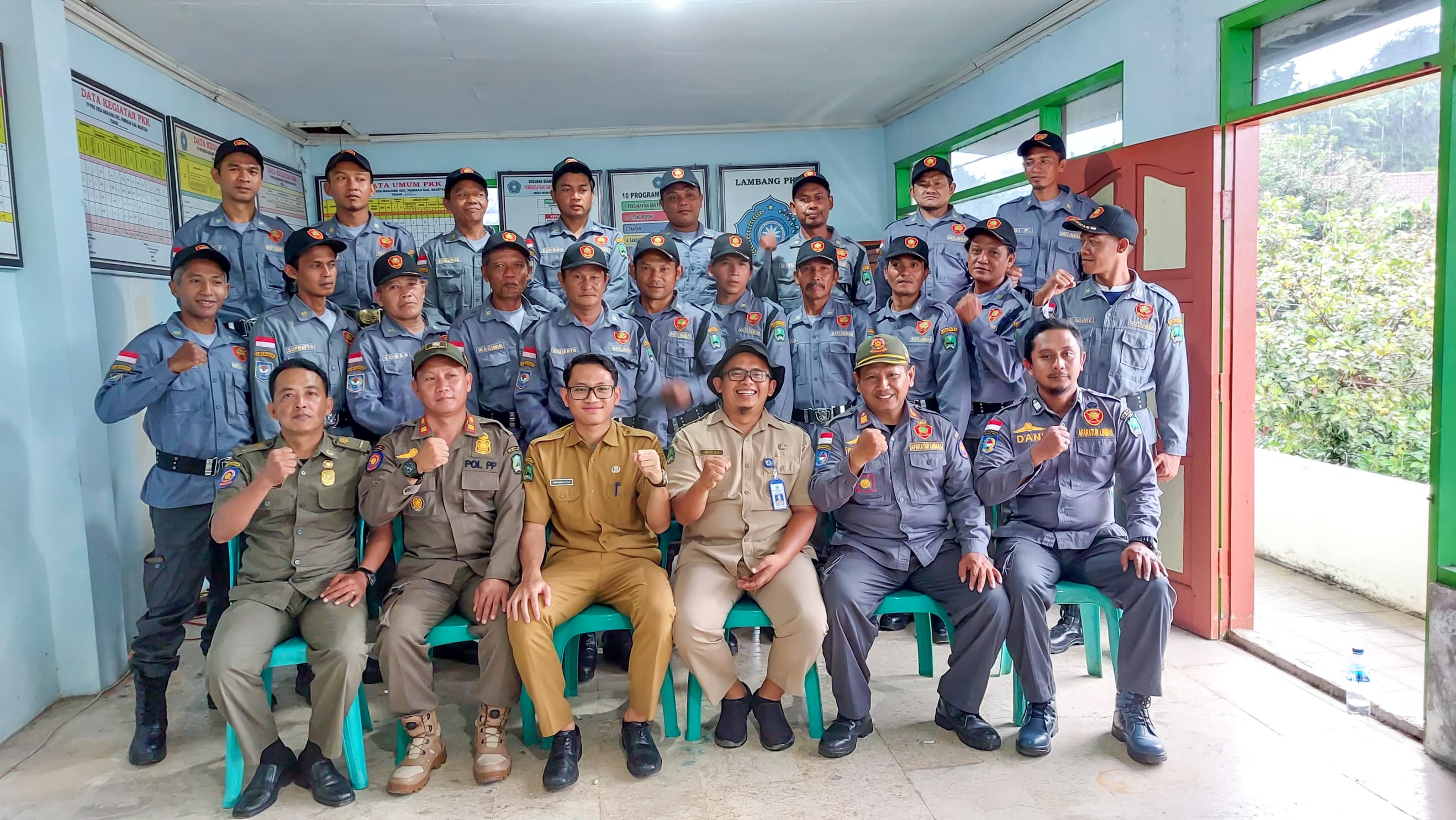 Anggota Hansip Desa Manjung