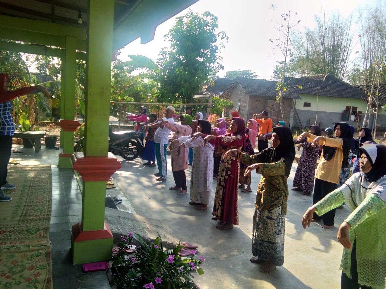 Senam Rutin Posyandu Lansia Pos Barat Desa Bogem